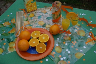 Prostřený stůl s pomeranči
