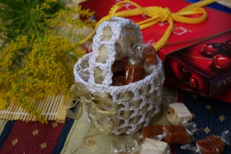 Háčkovaný košíček na sladkosti
